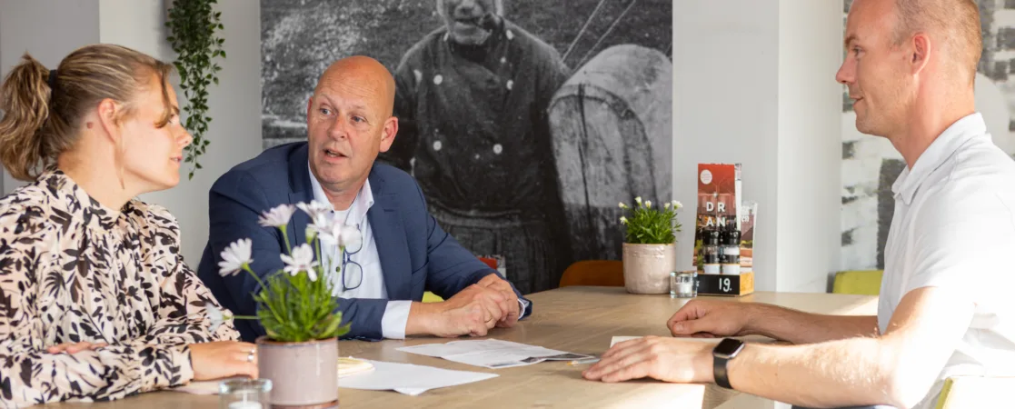 Credion adviseur Reinier Massaar in gesprek met Shanna en Stefan van restaurant Schokland.